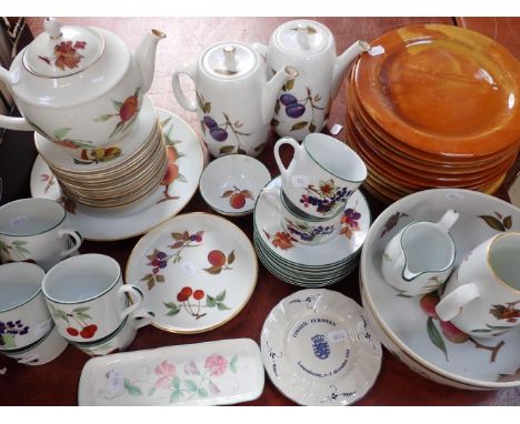 A QUANTITY OF ROYAL WORCESTER 'EVESHAM' AND 'EVESHAM VALE' WARE and other ceramics