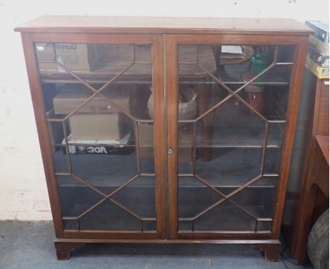 AN EDWARDIAN MAHOGANY BOOKCASE/DISPLAY CABINET movable shelves, with astragal glazed doors, and satinwood inlay on bracket fe