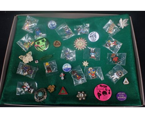 A COLLECTION OF ROBERTSONS JAM ' GOLLY' BADGES together with a quantity of brooches Notice from the the-saleroom.com: These i