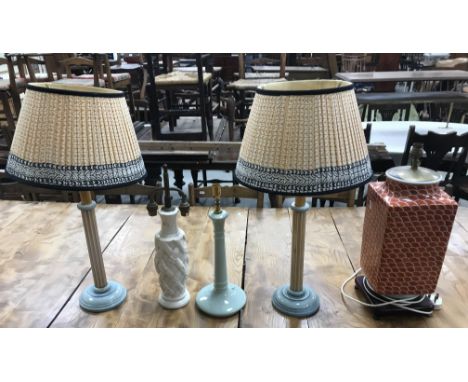A modern Chinese style oxide red dragon scale decorated vase table lamp on a wooden base 41 cm high not including bayonet fix
