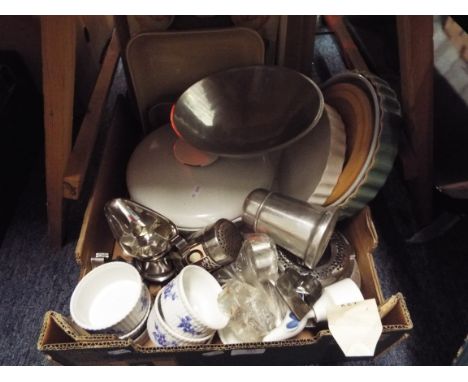 A selection of kitchenalia to include Denby, baking trays, pastry cutters, ceramic shortbread pan, stainless steel items etc 