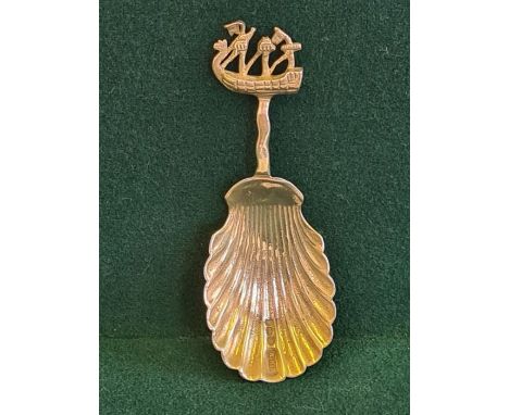 An imported .925 silver caddy spoon with shell bowl and Norse boat handle, 15g.