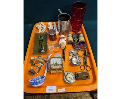 Mixed tray lot to include small continental figures, gilt jewel box, various silver and gilt metal brooches, enamel badges, W