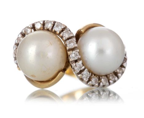 PEARL AND DIAMOND CROSSOVER RING formed with one cultured pearl and one faux pearl interspaced by a curved row of diamonds, m