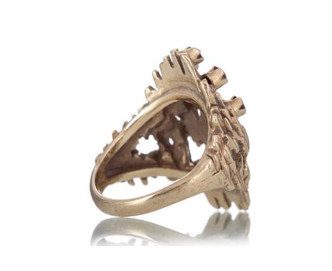 RETRO BARK DESIGN RING set with garnets, in nine carat gold, size N 1/2Qty: 10.8g