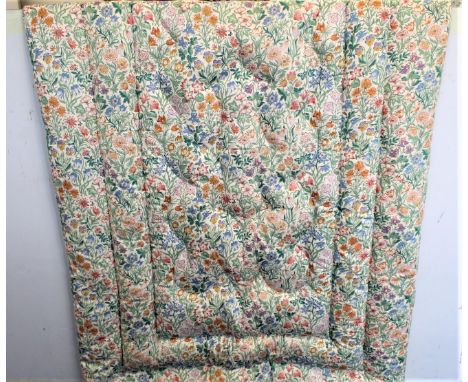 Small vintage single floral eiderdown. 170cm x 105cm 