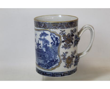 Late 18th century Chinese Export blue, white and gilt porcelain mug with panel of pavilions by a lake, floral sprays, floral 