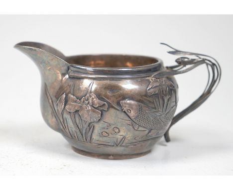 Silberkännchen mit Karpfen und SchilfrohrhenkelJapan ca. um 1900, 10x17cm, Silbermarke - Auf 800er getestet, 1 Beilchen, Z2-,