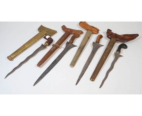 Sammlung 4 St. Indonesischer/javanesischer Kris 18./19. Jh.Scheiden aus Holz, teilweise mit (ziseliertem) Messingblech ummant