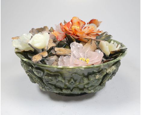 Grosse Schale Spinatgrüne Jade mit geschnitzten LuftdrachenSpinatgrünes Nephrite/Jadeite mit weißen Einsprenkelungen, aus ein