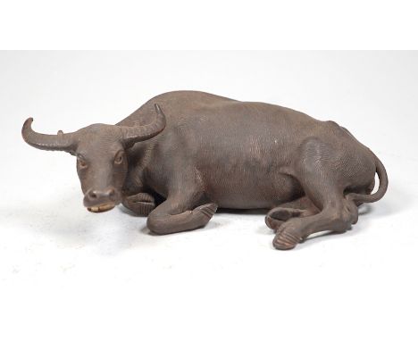 Naturalistische Skulptur eines WasserbüffelsBraune Keramikscherbe, dunkelbraun glasiert, gekämmtes Dekor Fell imitierend, Aug