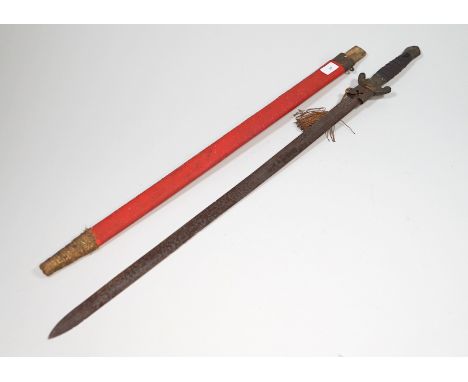 Chinesisches Schwert 19. Jh.Schaft aus Messing graviert und Holz mit Band umwickelt, Klinge Eisen graviert, Scheide Holz mit 