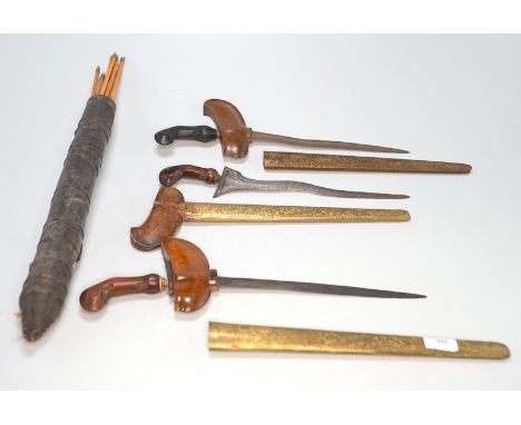 Indonesische Kris 18./19. Jh. und Köcher mit PfeilenScheiden aus Holz, mit ziseliertem Messingblech ummantelt, Griff  und Que
