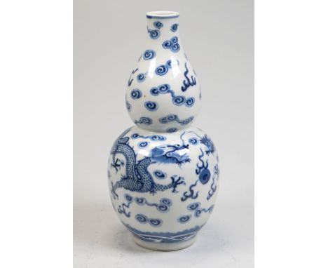 Doppelkürbis Vase mit 2 streitenden Luftdrachen Guangxu 19. Jh.Weißporzellan rundum unterglasurbemalt mit 2 Luftdrachen und W