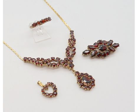 4 Teile GranatschmuckGelbgold 333 gest., Kette, Anhänger, Brosche und Ring (Ringgröße 54), 20g total
