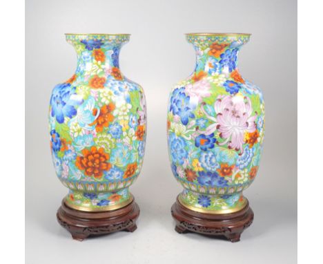 Pärchen grosse Cloisonné Vasen "1000 Flowers"1000 Flower Dekor auf hellgrünem Grund, Höhe 41cm zzgl. 5 cm Holzstand geschnitz