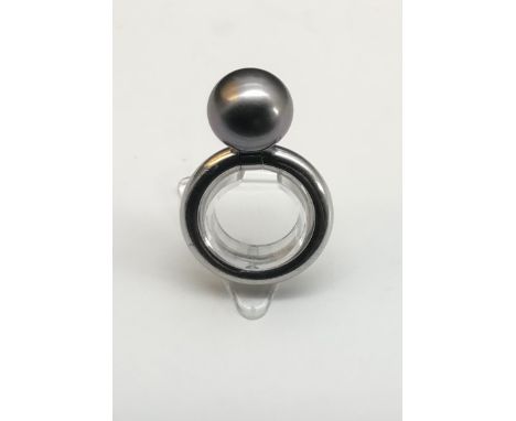 Exner, Goldschmiede, Recklinghausen: Ring mit bewegl.Tahitiperle, 750er WGschwer gearbeiteter Ring aus WG, Tahitiperle Durchm
