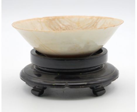 Konische Schale Seladon Quingbai Ware - Song Dyn ca. 1000 ad.Dünne hellgraue Scherbe mit oranger Einfärbung - Seladonglasur k