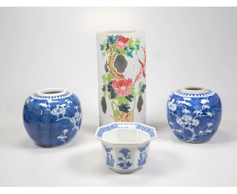 Chinesisches Porzellan 18/19.Jh. - 4 TeileKangxi Cachepot mit 8 unterschiedlichen Blütenpflanzen, am Boden Ringmarke, Haarris
