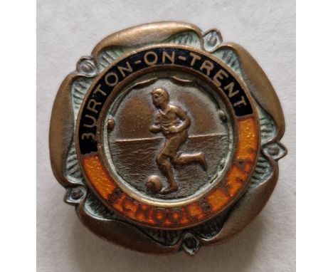 VINTAGE BURTON ON TRENT SCHOOLS FA BADGE
Ref K