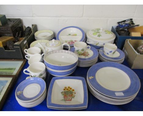 QUANTITY OF WEDGWOOD TABLE WARES, SOME IN THE SARAH’S GARDEN PATTERN COMPRISING DINNER PLATES, SIDE PLATES, CUPS AND SAUCERS 