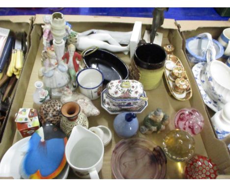 TRAY CONTAINING CERAMIC ITEMS INCLUDING AN IMARI ROYAL CROWN DERBY STYLE CRUET SET WITH STAND