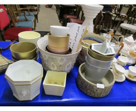 QUANTITY OF CERAMIC POTS