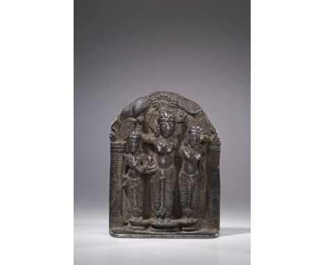 BronzeIndia , 19th centuryDimensions: Height 10,5 cm Wide 8 cm Depth 2 cmWeight: 325 gramsPlaque shaped like a gate with fema