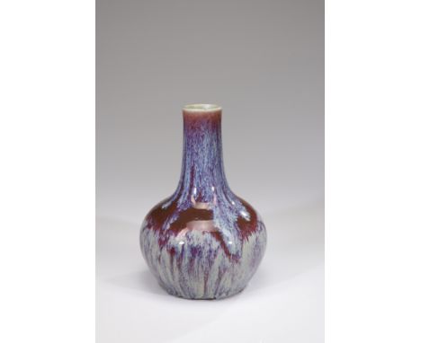 CeramicChina, 1644-1949 late Qing dynasty to Republic periodDimensions: Height 27.5 cmWeight: 2,864 gThe pear-shaped body sur