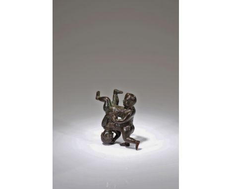 BronzeChina , Qing DynastyDimensions: Height 8 cm Wide 11,5 cm Depth 5 cmWeight: 432 gramsSmall paperweight in the shape of t