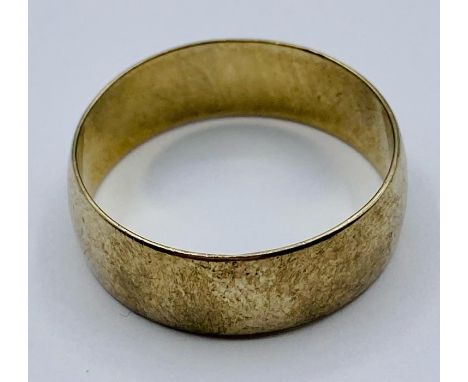 A 9ct gold wedding ring (2.6g Total Weight) Size P