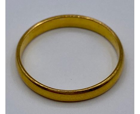 A 22ct yellow gold wedding ring (2.4g) Size O