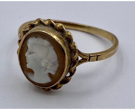 A 9ct gold Cameo ring. (2.2g) Size R 