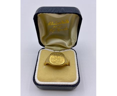 An 18ct yellow gold signet ring (7.7g) Size U