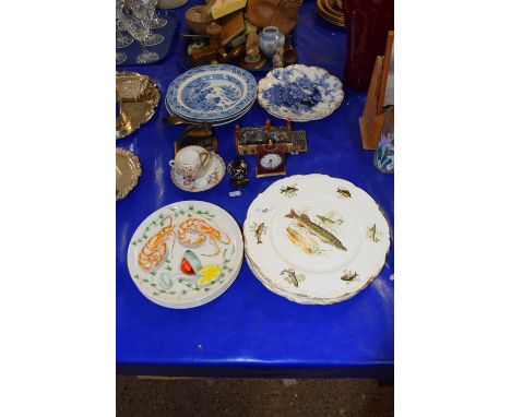 Mixed Lot: Fish decorated plates, desk embosser, model cottage and other further decorated plates