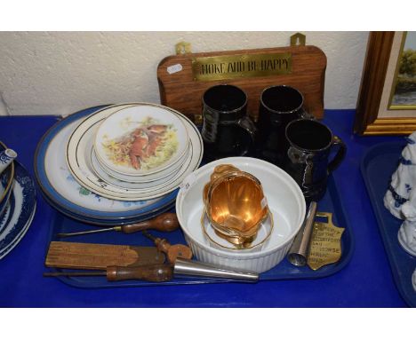 Mixed Lot: Tray of various mixed items to include pipe rack, black glazed tankard, horse brass, various decorated plates etc