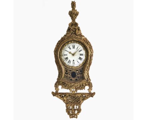 Pendule mit Konsolevielleicht Potsdam/Berlin, 18./19. Jh.Holz, durchbrochen geschnitzt, vergoldet. Geschwungener Korpus mit V