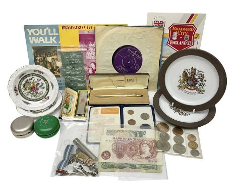 Miscellaneous collectors items including 1953 and 1968 coin sets, ten shilling and �1 notes, various pin badges, harmonica, y