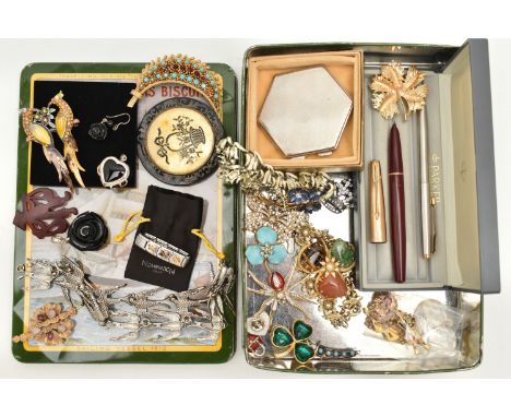 A COLLECTION OF COSTUME JEWELLERY, COMPACTS AND PENS, to include a Vintage Scottish enamel kilt pin, a leaf brooch with ename