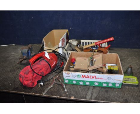 TWO TRAYS CONTAINING HAND TOOLS AND A POWER DEVIL HANDHELD VACUUM CLEANER (PAT pass and working including a Record No 0 vice,