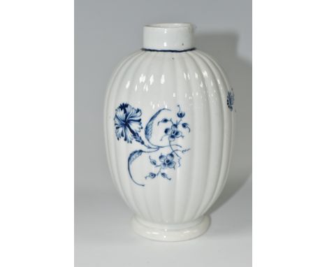 AN 18TH CENTURY WORCESTER PORCELAIN BLUE AND WHITE TEA CADDY IN THE GILLYFLOWER PATTERN, reeded ovoid form, painted script W 