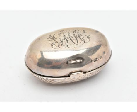 AN EDWARDIAN SILVER SNUFF BOX, of an oval form, engraved monogram to the hinged cover, hammer effect base, catch clasp, hallm