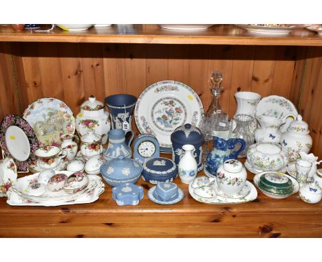 A QUANTITY OF CERAMICS AND GLASS WARES, to include a group of Wedgwood Jasperware including a navy blue footed vase, height 1