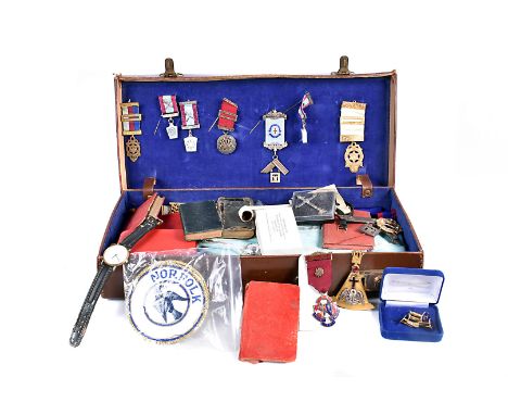 A selection of Masonic jewels, to include a 9ct gold lamp chain, a selection of silver jewels, gilt metal and enamel jewels, 