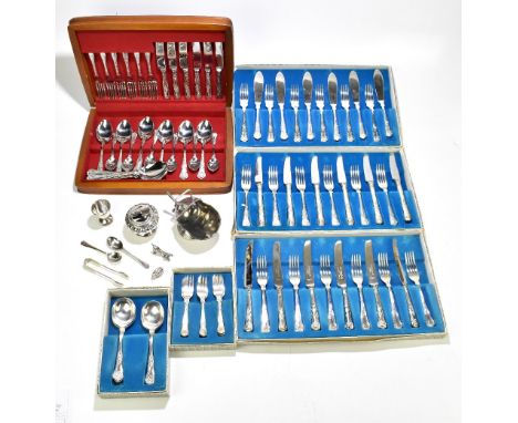 A group of silver plated items including a Brucut King's pattern canteen, further cased flatware and a small group of loose i