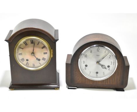 An Edwardian mahogany mantel clock, the silvered dial with Roman numerals, raised on four brass bun feet, height 27cm, togeth