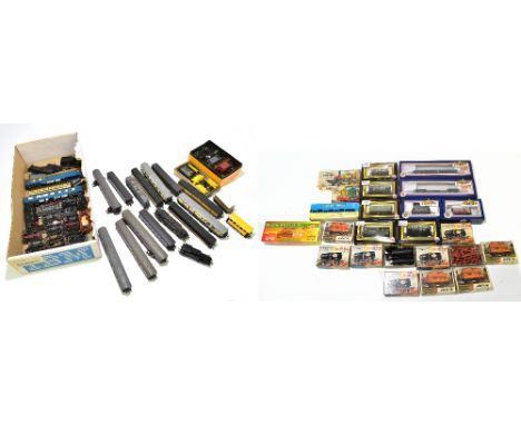 A miscellany of predominantly OO gauge boxed and loose carriages and wagons including a Bachmann 33-852 30 ton Bogie bulster&