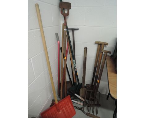 A selection of vintage and later tools, mainly garden