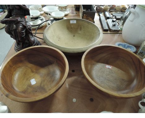 A selection of vintage treen turned wooden bowls