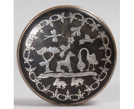 A GEORGE III TORTOISESHELL AND PLATE CIRCULAR SNUFF BOX. 5.5cms diameter.